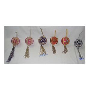 Hermoso Adorno Navideño Colgante Bordado a Mano con Hilo Zari - Product Image 1