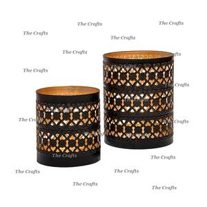 Ensemble de deux porte-bougies décoratifs ronds en métal noir et or pour la maison et l'hôtel - Product Image 1