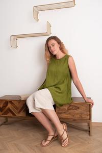 Rehaussez votre garde-robe avec cette robe-veste sans manches en mélange de lin, col carré, taille cintrée, couleur vert foncé, longueur mini, pour femme, idéale pour l'été et les occasions formelles. - Product Image 3