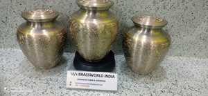 8-Inch Brassworld Inde Urne funéraire en étain gravé en laiton Fournitures funéraires - Product Image 2