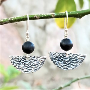 ต่างหูพลอยเงินสเตอร์ลิงทำด้วยมือ925สีดำแบบคลาสสิกดีไซน์ใหม่ - Product Image 1