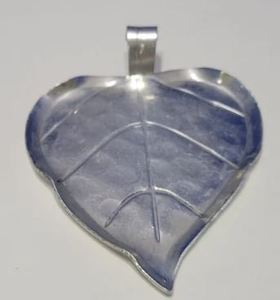 Plateau de service en métal fait main en argent avec motif feuille, parfait pour les ustensiles de cuisine et le stockage des aliments de table dans les hôtels - Product Image 2