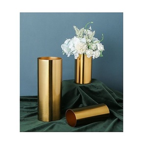 Ensemble de trois vases à fleurs ronds en métal doré poli, vase à fleurs pour mariage, fête et décoration d'événements - Product Image 1