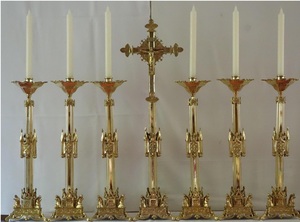 Ensemble de sept articles religieux comprenant un crucifix d'autel avec un porte-bougie - Product Image 2