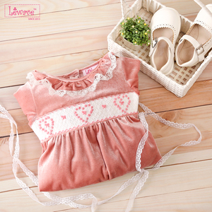 Robe smockée décontractée pour fille avec des cœurs géométriques mignons en rose, OEM ODM, 100% coton, vêtements pour filles, vente en gros, personnalisable, pour bébés filles - Product Image 6