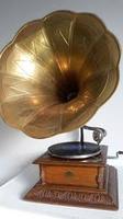 Lecteur de gramophone en laiton doré de vente chaude pour la musique et la décoration avec un design de trombone élégant