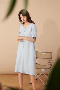 Robe midi cyan clair à col rond, manches trois quarts, coupe ample, formelle, en coton tissé, couleur unie, boutonnée sur le devant, robe naturelle pour l'été - Product Image 5