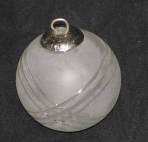 Boules de Noël en verre de 7,5 cm de couleur ambre de la marque TVAKM pour décorations intérieures et extérieures - Product Image 3