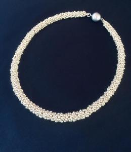 Collar de cuentas de semillas hecho a mano - Product Image 1