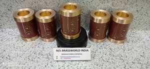 Brassworld India Tea Pet Cremation Urn Brown con patas doradas y banda Suministros funerarios - Product Image 4