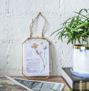 Cadre de table unique en laiton avec design décoratif, parfait pour présenter des photos d'anniversaire et des souvenirs spéciaux - Product Image 6