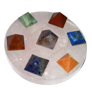 Meilleure Offre sur les Pyramides des Sept Chakras avec Ensemble de Guérison en Quartz Rose |   Pyramides en pierres précieuses gravées sur le thème de l'amour - Product Image 1