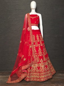 Vêtements de mariée en velours, Lehenga Choli avec broderie dupata, vêtement indien le plus attrayant, collection 2020 - Product Image 5