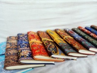 Carnet de notes en tissu Sari recyclé fait à la main avec couverture en cuir belles pages de papier coton imprimés multicolores floraux