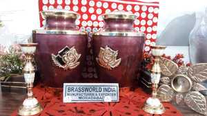 Urna de cremación de latón estándar negra de BRASSWORLD INDIA Funeral Supplies - Product Image 6