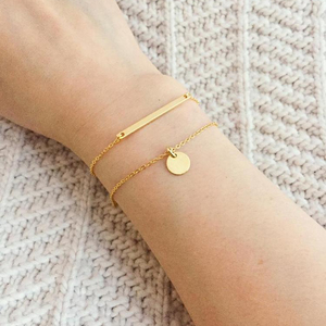 Delicada Pulsera de Barra de Oro Hecha a Mano, la Felicidad en un Sobre - Product Image 1