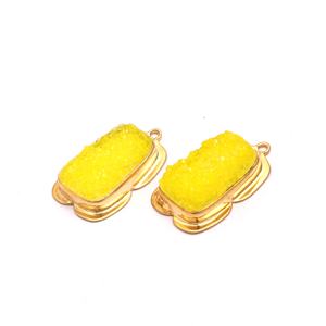 ต่างหูทรงสี่เหลี่ยมผืนผ้าประดับด้วยหินดูร์ซี่สีเหลืองธรรมชาติแบบเม็ดเดียว ทำด้วยมือจากทองเหลืองชุบทอง 18K พร้อมตัวเชื่อมอัญมณี - Product Image 1