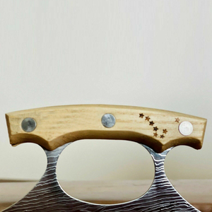 Couteau ultra-fin fait main à damas, avec manche en bois d'olive et gaine en cuir - Product Image 3