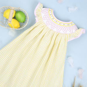 Vestido Smocked personalizable para niños estampado rayas amarillas hecho a mano 3D otoño 100% algodón ecológico BB1665 OEM ODM - Product Image 1