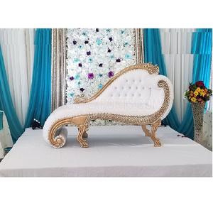 Chaise italienne moderne en or blanc pour scène de mariage Design léger en bois de teck Taille personnalisable - Product Image 1