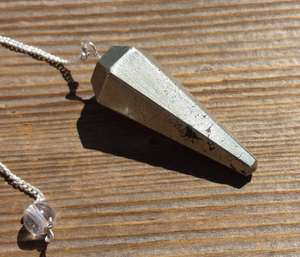 Venta al por mayor 6 facetas pirita Hexagonal cristal piedras preciosas péndulo Venta caliente herramienta de radiestesia para la energía curación práctica espiritual - Product Image 2