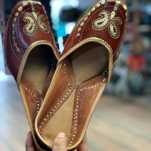 Women's Ethnic Style Leather Jutti Kussa Flats Indian Mojari Jutti - Product Image 1