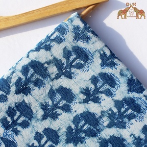 Floral azul índigo ligero de alta calidad de verano de algodón puro algodón bámbrico tela impresa a mano y teñida duradera para bolsos - Product Image 2