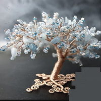Arbre de vie en cristal d'aigue-marine naturelle, arbre à argent en cuivre enveloppé sur un vase en céramique bleue, cristal