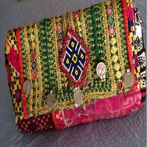 Sacs à main à rabat indiens de style Ibiza, brodés à la main en tissu de coton traditionnel Banjara, KAMARVY - Product Image 1