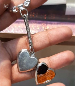 Pendentif double cœur vintage en ambre traité rhodié et argent sterling plaqué or serti de lunette style bouddhiste - Product Image 1