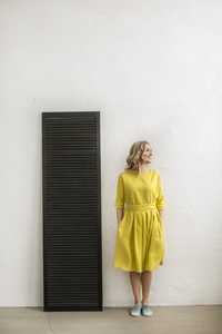 Robe en lin jaune à col rond et manches mi-longues, longueur genou, nouvelle collection 2026, design tendance et sexy, pour femme élégante. - Product Image 2