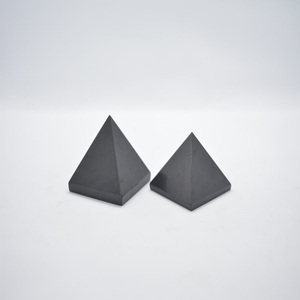 Pyramide de cristal de tourmaline noire 1 couleur Agate Gemstone Décoration de mariage et cadeau Technique de gravure sculptée - Product Image 1