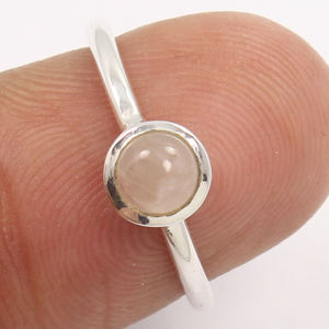 Bague décontractée empilable en gros avec bague en pierre précieuse de quartz rose naturel en argent sterling 925 avec pierre précieuse de forme ronde - Product Image 3