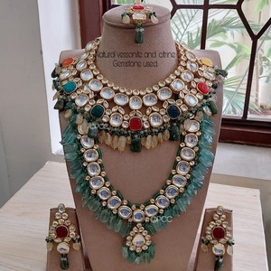 Grand ensemble de mariée kundan à la mode, ras du cou, boucle d'oreille et dykka de création par M, nouvelle collection - Product Image 1