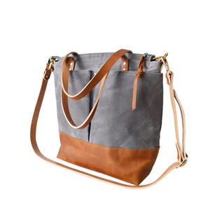 Bolso de lona hecho a mano con logotipo personalizado Forro de cuero genuino Dos correas de cuero Cierre de cremallera Característica duradera-Moda asequible - Product Image 1