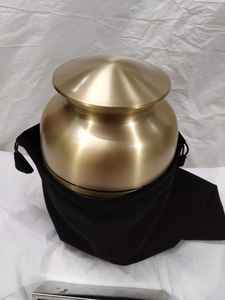 Urna de cremación de latón grande de estilo americano en plata negra y Brassworld India Suministros funerarios para adultos - Product Image 4