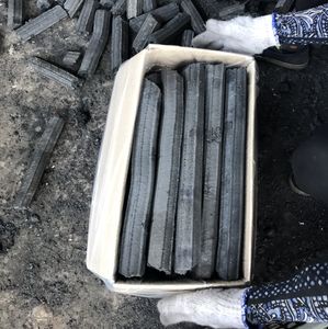 Briquettes de sciure du Vietnam fabriquées à la machine de haute qualité directement du Vietnam pour charbon de bois BBQ - Product Image 1