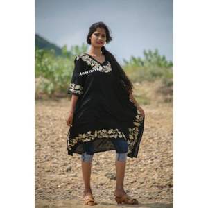 2025 colección Vintage 100% rayón caftán vestido negro con bordado cuello en V suelto ajuste verano vacaciones vestido tamaño libre - Product Image 1