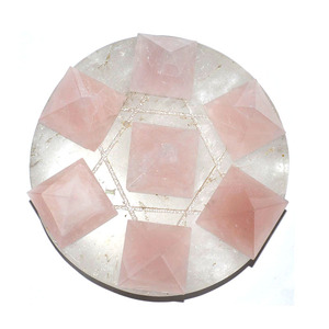 Mayorista de Pirámides de Cristal con Cuarzo Rosa |   Pirámides de Cuarzo Rosa con Cuarzo Cristalino, Herramienta Metafísica de Sanación con Cristales - Product Image 1