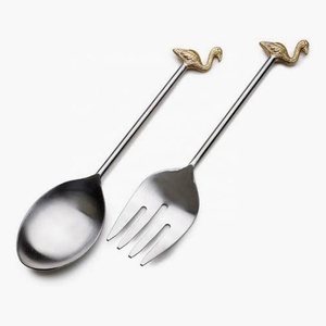 Latón Oro Avestruz Mango Extremo Acero inoxidable Servidor de ensalada Acero inoxidable Plateado Juego de utensilios para servir - Product Image 1