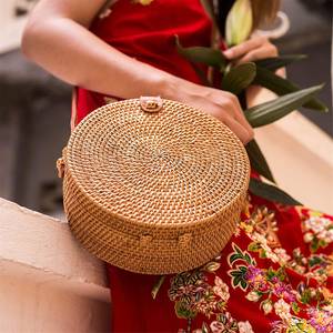 Sac rond en rotin tissé à la main avec bandoulière en cuir, chic et naturel - Product Image 1