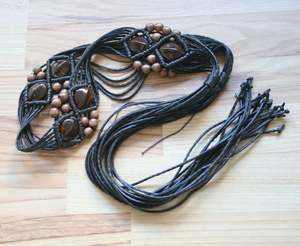 Cinturón de macramé vintage con cuentas y flecos Hecho a mano con amor - Product Image 1