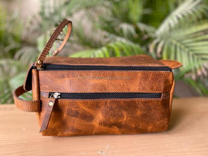 Bolsa de aseo de cuero de grano completo hecha a mano, bolsa de aseo grande de cuero tostado Dopp (13cm X 27cm X 15cm) se puede personalizar - Product Image 2