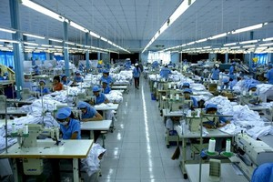 Ropa nueva de talla grande, artículos sostenibles en stock, polos informales de oficina de manga corta para hombre de Vietnam para el trabajo - Product Image 4
