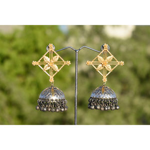 Aretes Tradicionales de Latón con Acabado Mate Dorado 2025, Diseño de Dos Tonos Mate, Tipo Jhumka, para Niñas y Mujeres - Product Image 1