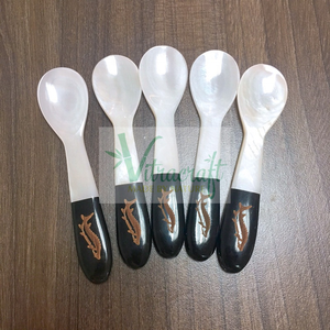 Belle cuillère en nacre, mélange de cuillère à caviar Corne noire 10cm-Logo poisson doré sur la poignée Fait à la main Vietnam - Product Image 3