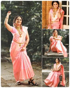 Sari en soie de litchi douce de couleur rose bébé pour femmes, pallu riche et travail jacquard sur le sari entier et la bordure du chemisier par Royal Export - Product Image 2