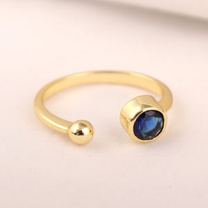 Coupe à facettes forme ronde délicate iolite quartz avant ouvert bague réglable en laiton plaqué or 18 carats design minimaliste anneaux empilables - Product Image 3