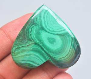 Malaquita-cabujón con forma de corazón, joyería de malaquita de alta calidad, forma de corazón - Product Image 1