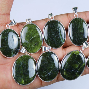 Pendentif incroyable en vassonite verte naturelle, pierre précieuse en vrac, serti en argent - Product Image 1